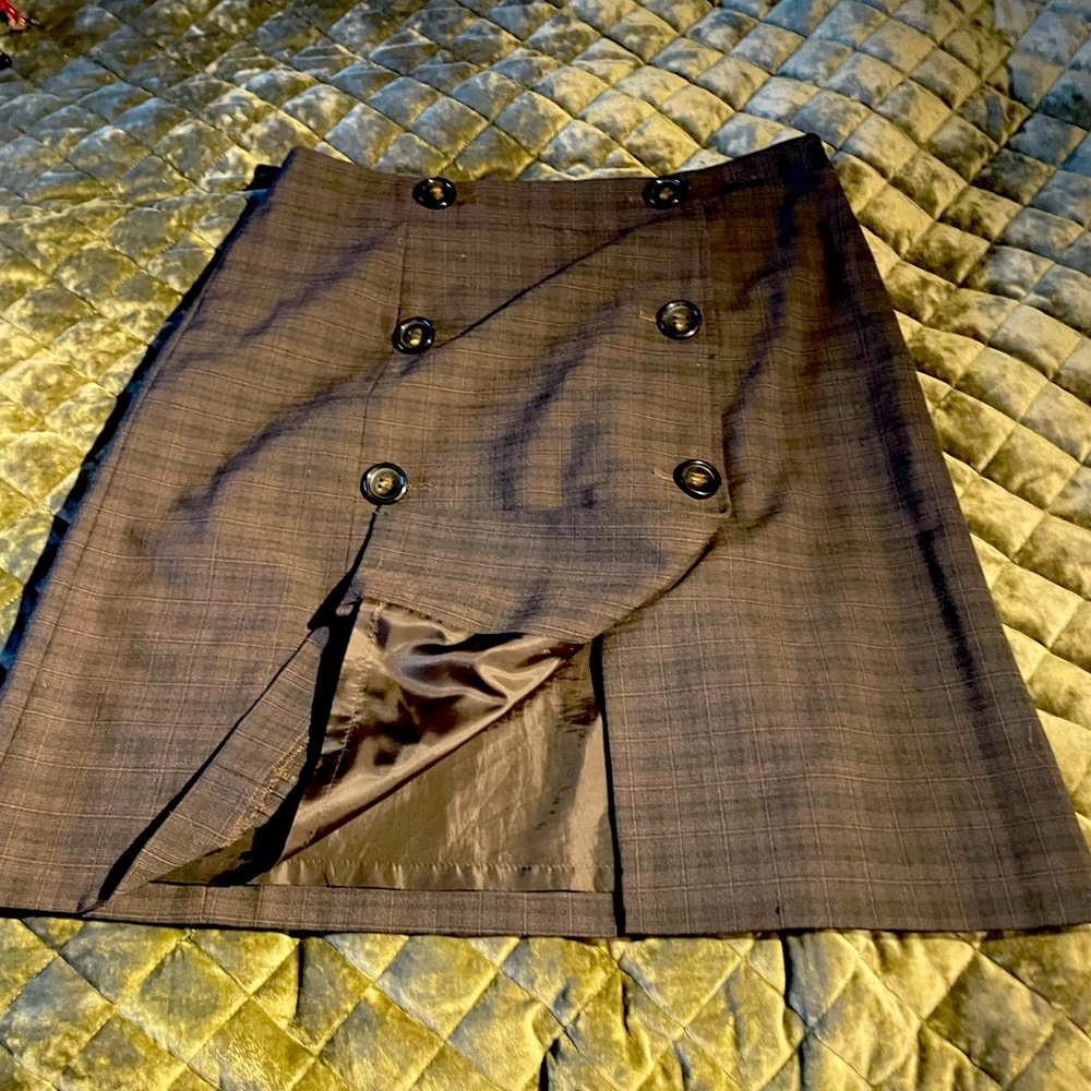 Dark brown/black plaid skirt w/6 decorative buttons. Polyester/viscose/elastine.